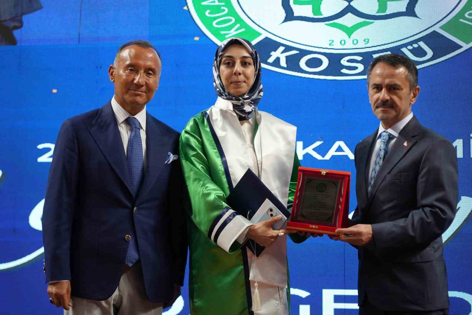 Kocaeli’deki tek Psikoloji Bölümü ilk mezunlarını verdi: Üçüncü lisansında üniversite birincisi oldu