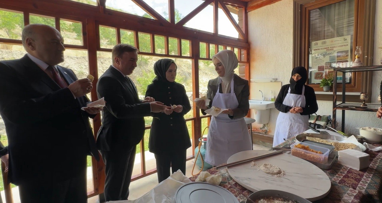 Bakan Göktaş, Erzincan’da kadın kooperatifinde gözleme pişirip ikram etti