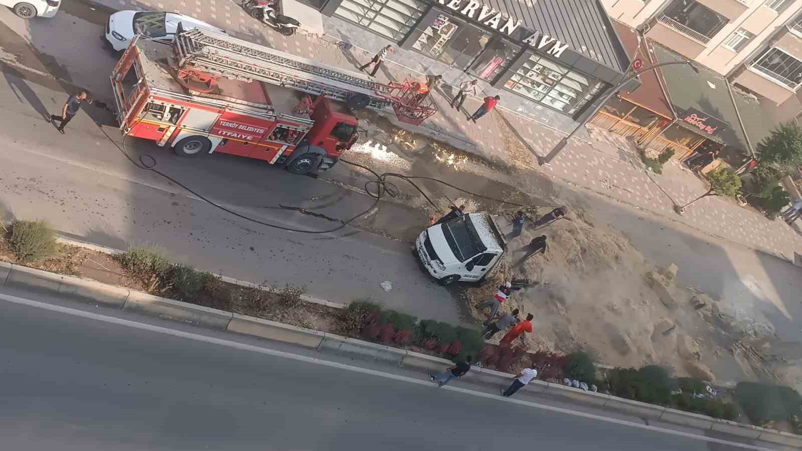 Saman yüklü kamyon alev alev yandı