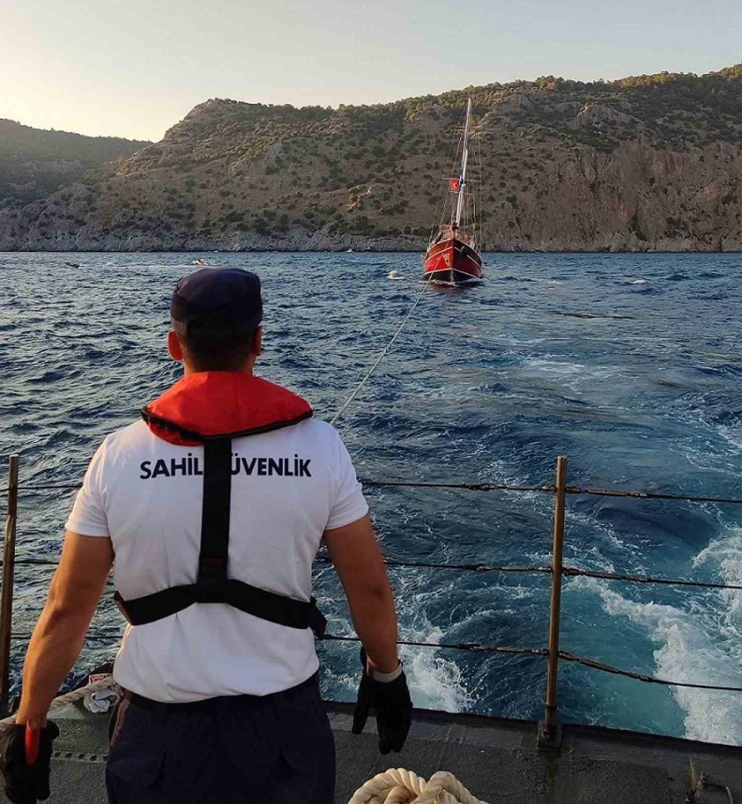Arızalanan yat, Sahil Güvenlik ekipleri tarafından kurtarıldı