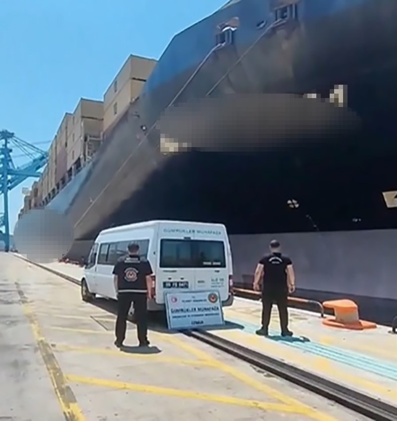 İzmir’de gemide yaklaşık 200 ton kaçak akaryakıt ele geçirildi
