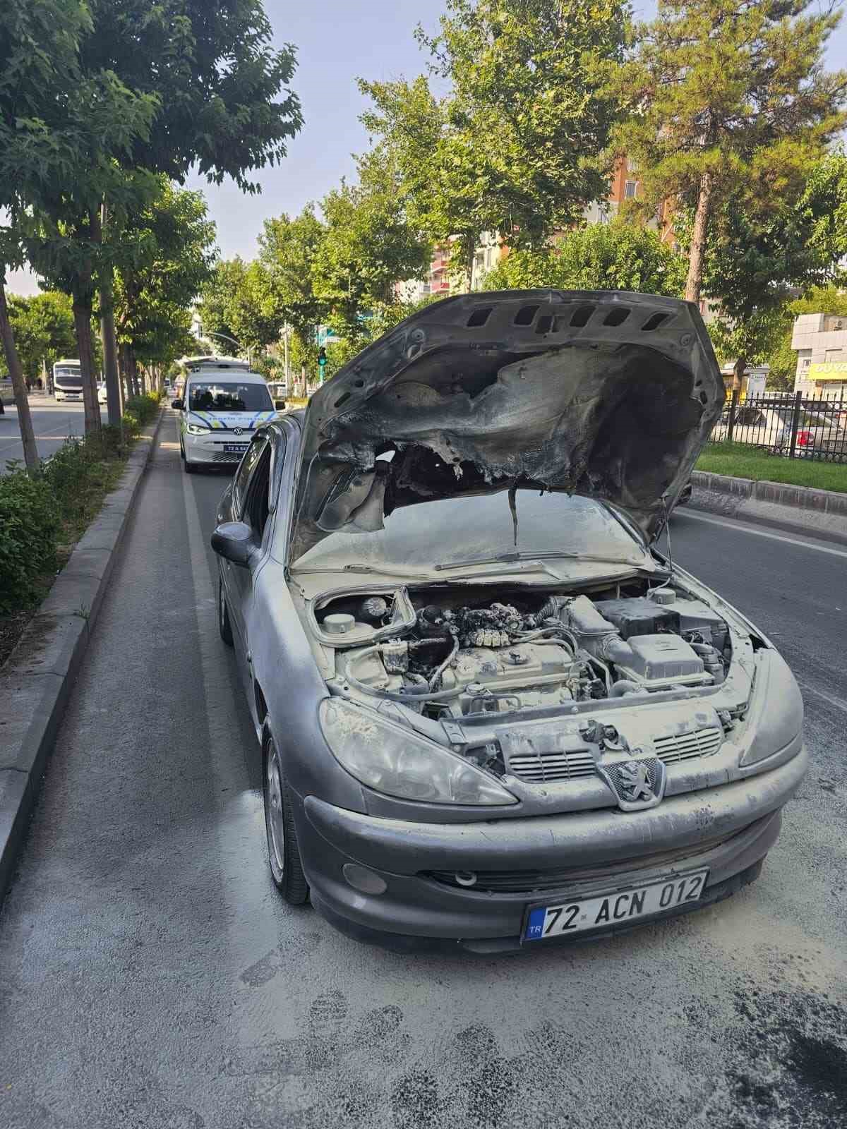 Batman’da araç yangını vatandaşların müdahalesiyle söndürüldü