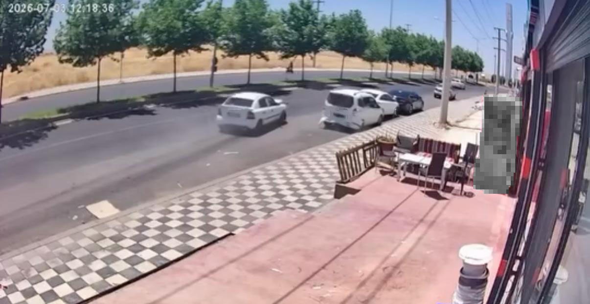 Araçların sırayla çarpıştığı kaza kamerada