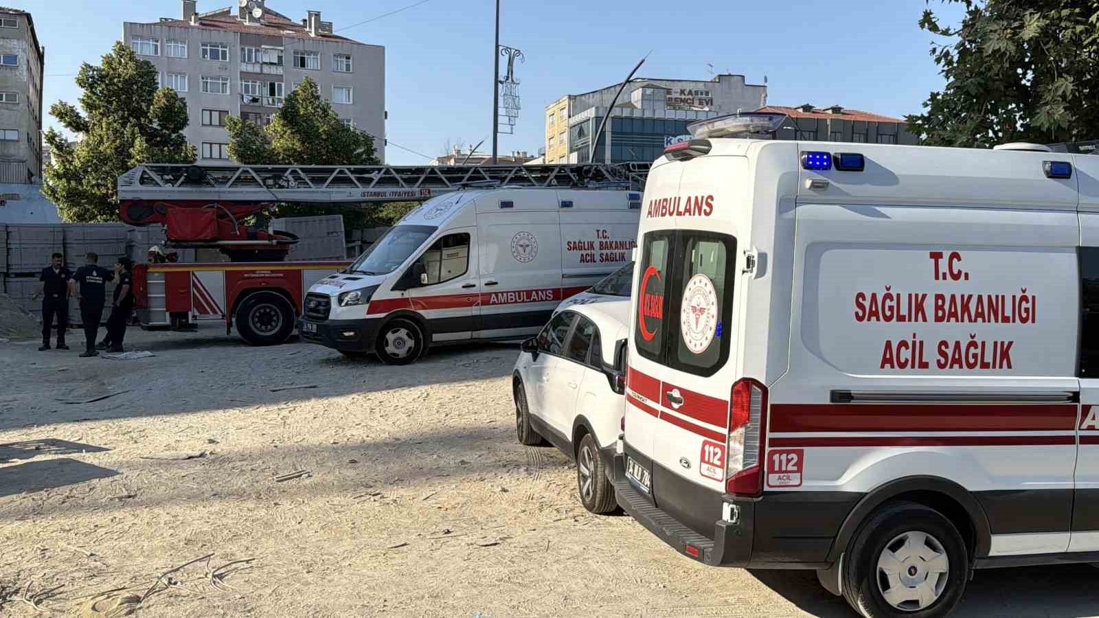 Küçükçekmece’de 3 aydır maaş alamayan işçiler inşaatın tepesine çıktılar