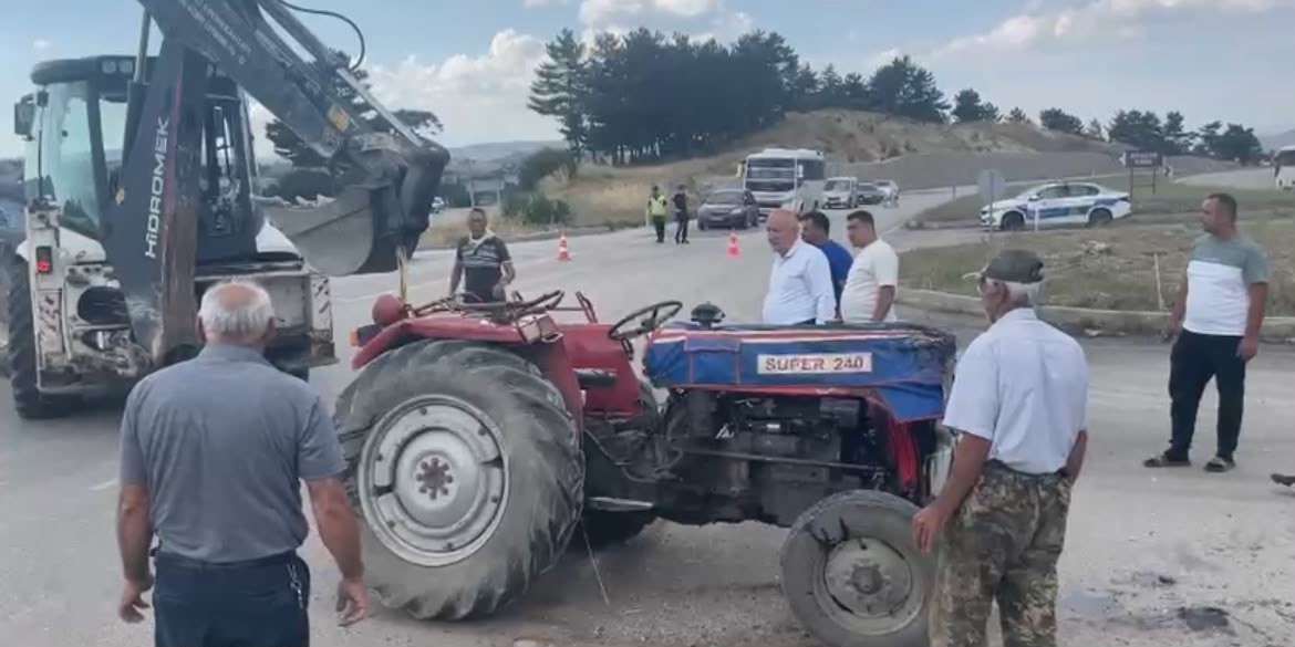 Tavşanlı’da otomobil ile traktör çarpıştı: 3 yaralı