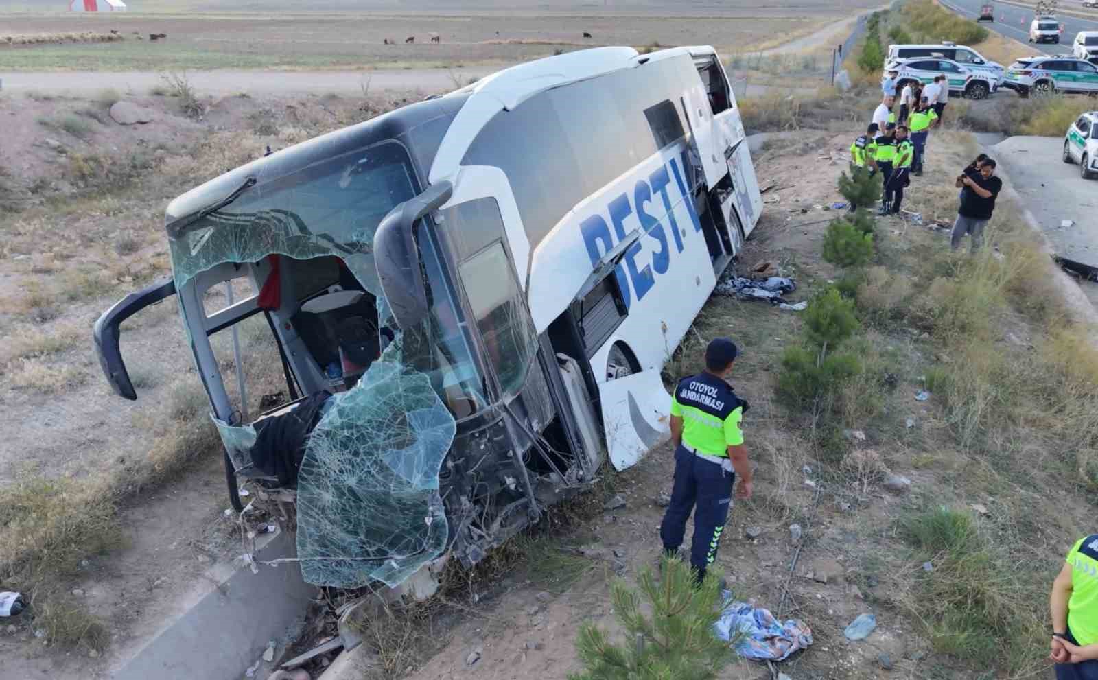Aksaray’da yolcu otobüsü şarampole devrildi: 44 yaralı
