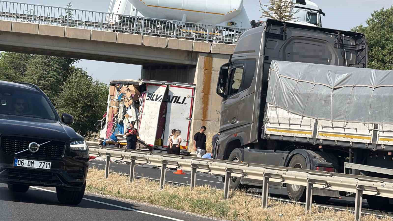 Arıza yapan kamyonete çarpıp kaçtı: 1 yaralı