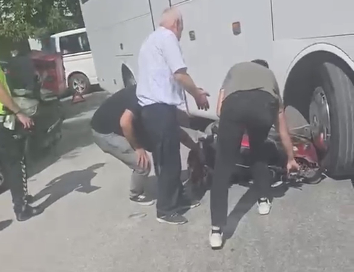 İşçi servisi ile çarpışan motosikletli yaralandı
