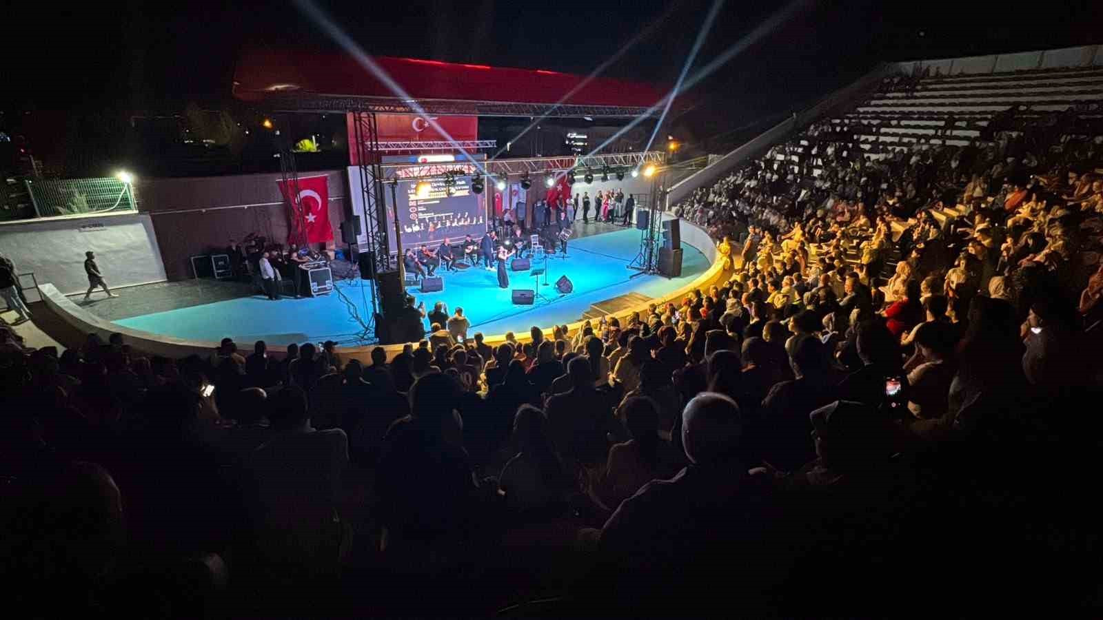 Kilis’te Millet Bahçesi’nde açık hava konserine yoğun ilgi
