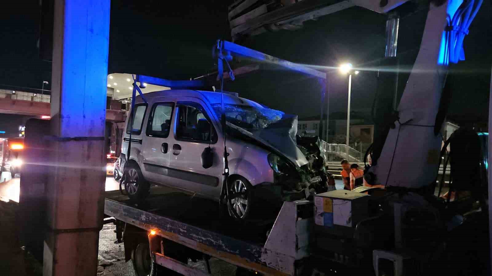 Küçükçekmece’de makas atan sürücü kazaya sebep oldu: 2 yaralı