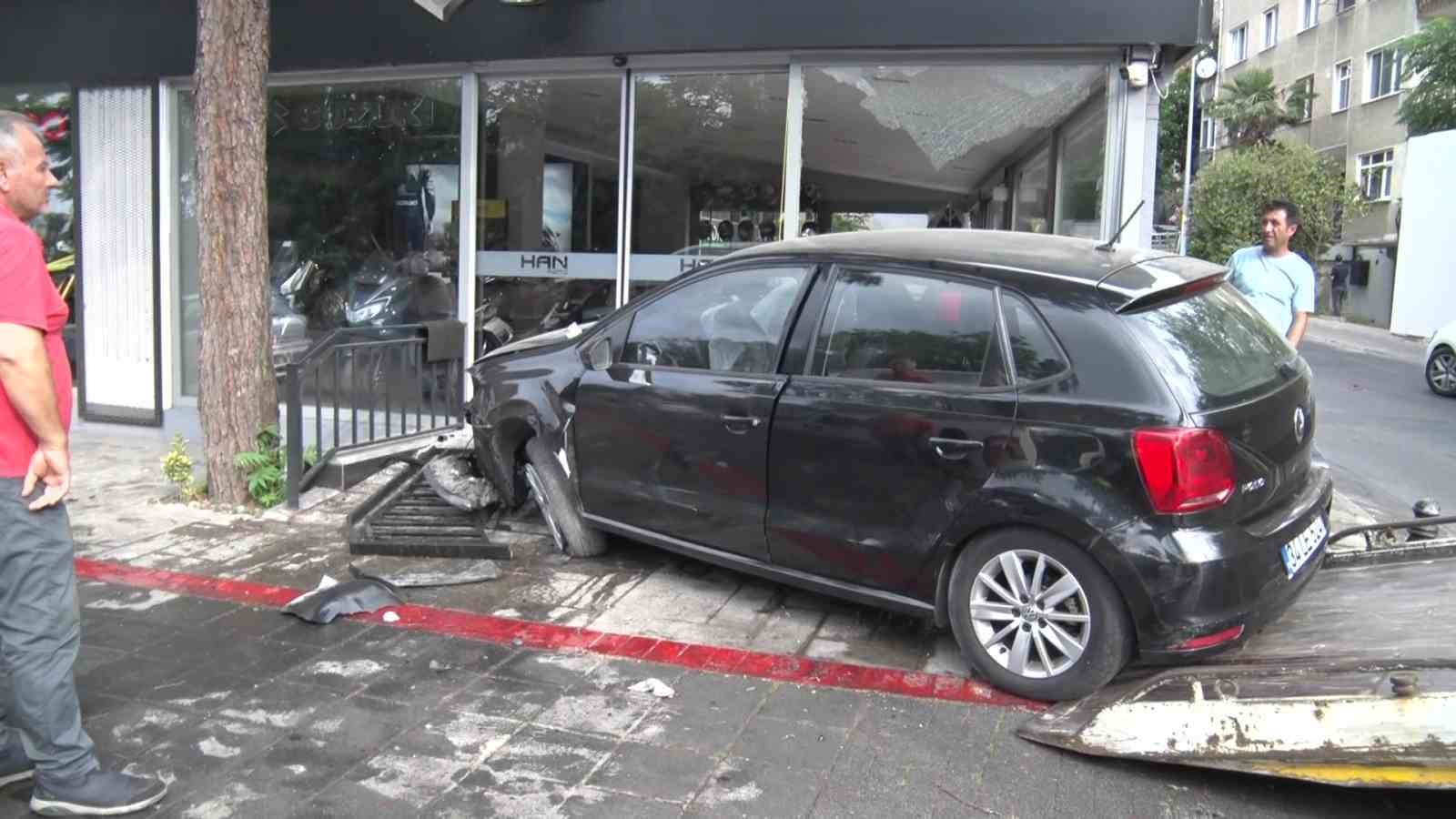 Kadıköy’de sürücü galeriye daldı
