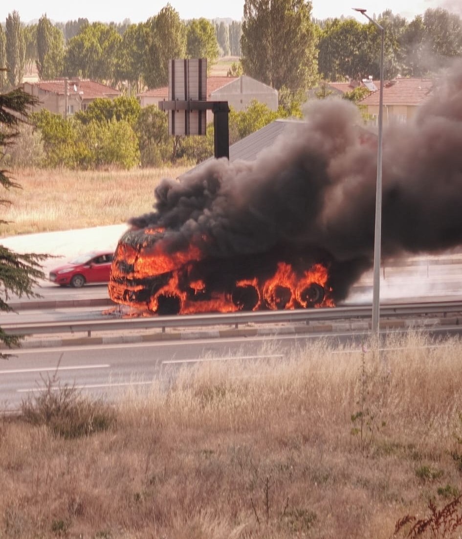 Eskişehir’de yanan kamyon adeta alev topuna döndü