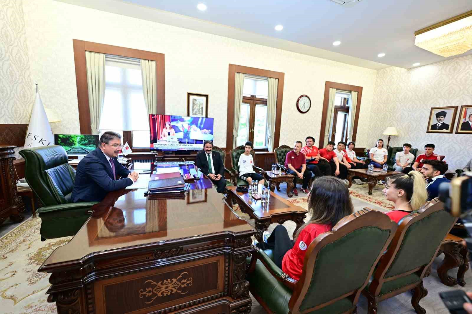 Vali Yılmaz, başarılarıyla gurur kaynağı olan sporcuları makamında ağırladı