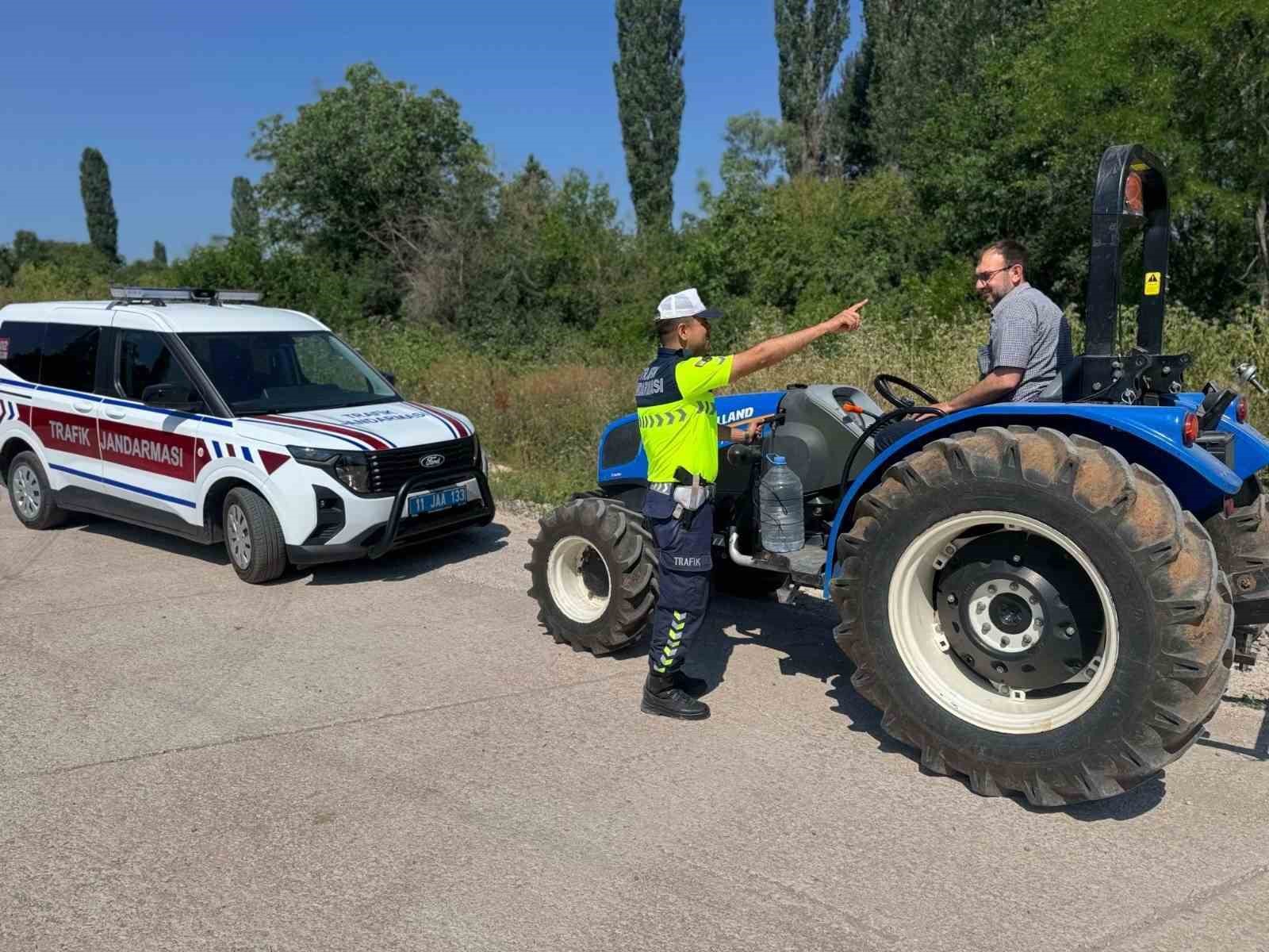 Jandarmadan çiftçilere trafik ve yangın uyarısı