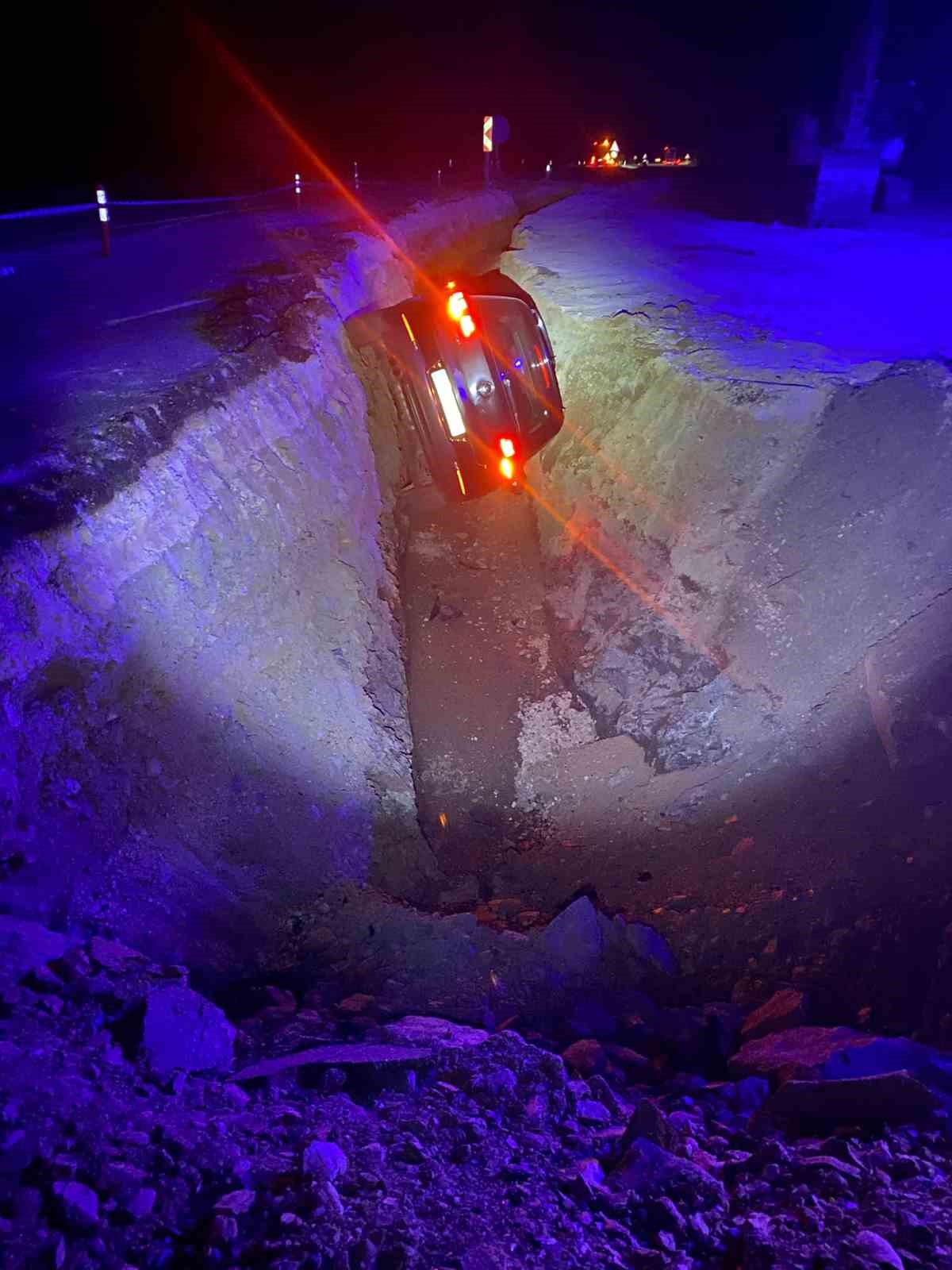 Isparta’da çukura devrilen otomobilin sürücüsü yaralandı