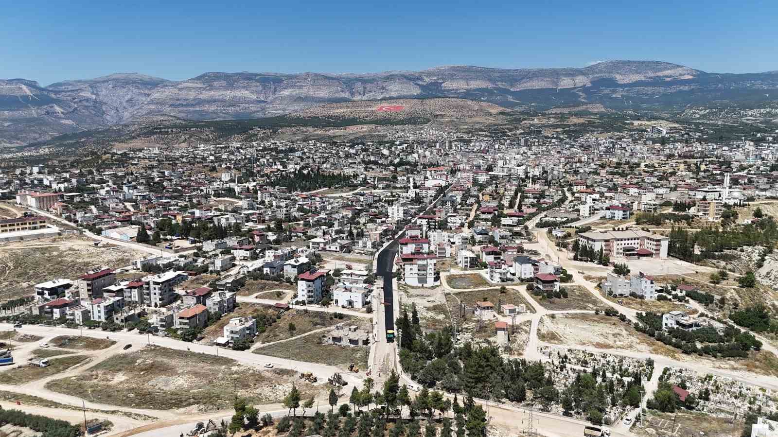 Mut’ta yağışın bozduğu yollar yenilendi