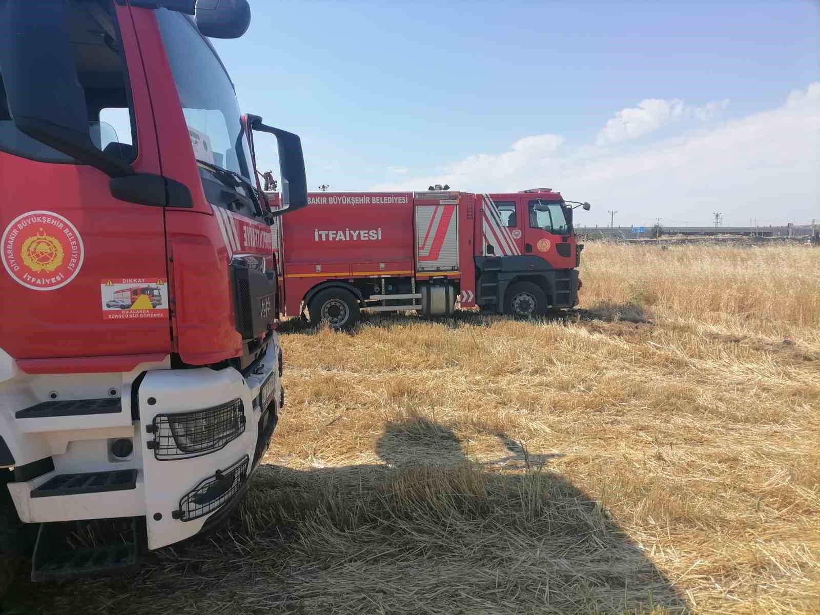 Diyarbakır’da anız yangınlarına itfaiye ekiplerinden müdahale