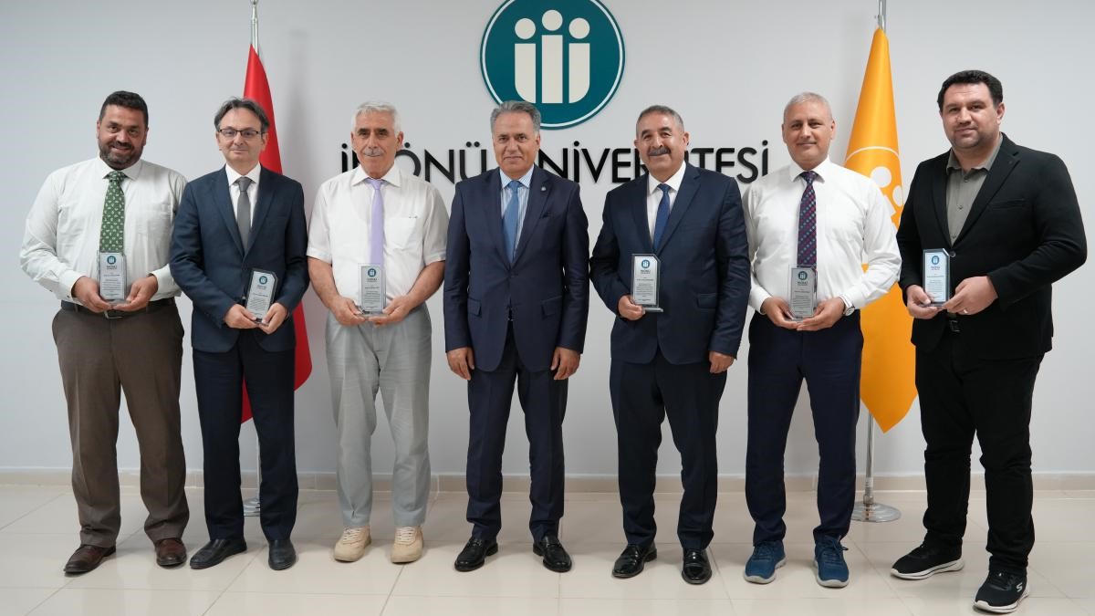 İnönü Üniversitesinde başarılı akademisyenlere araştırma performansı plaketi