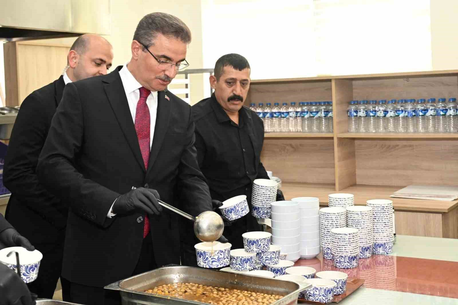 Valisi Aydın Baruş’tan emniyet personeline aşure ikramı