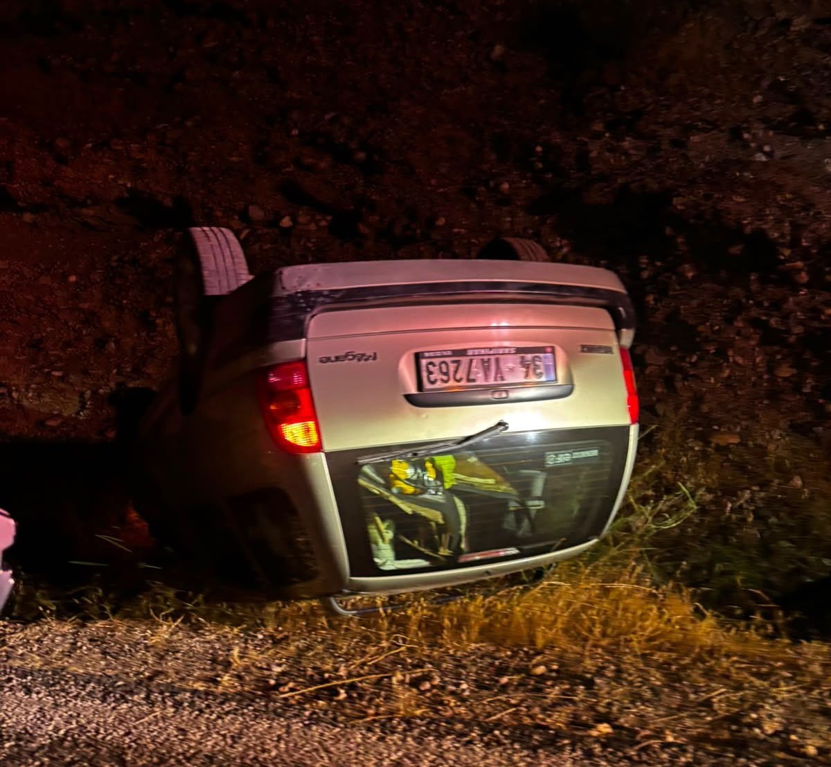 Takla atan otomobildeki 2 kişi yaralandı
