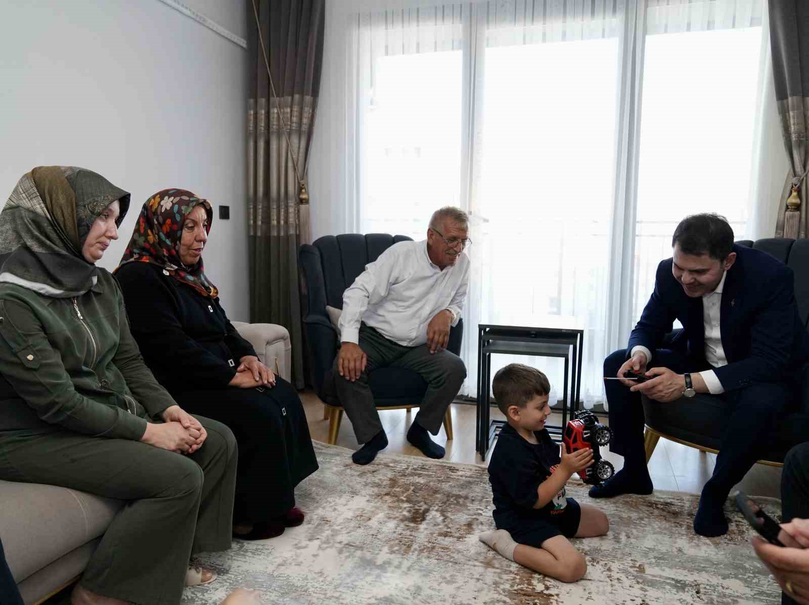 Bakan Kurum’dan depremzede Yusuf ve dedesine ziyaret