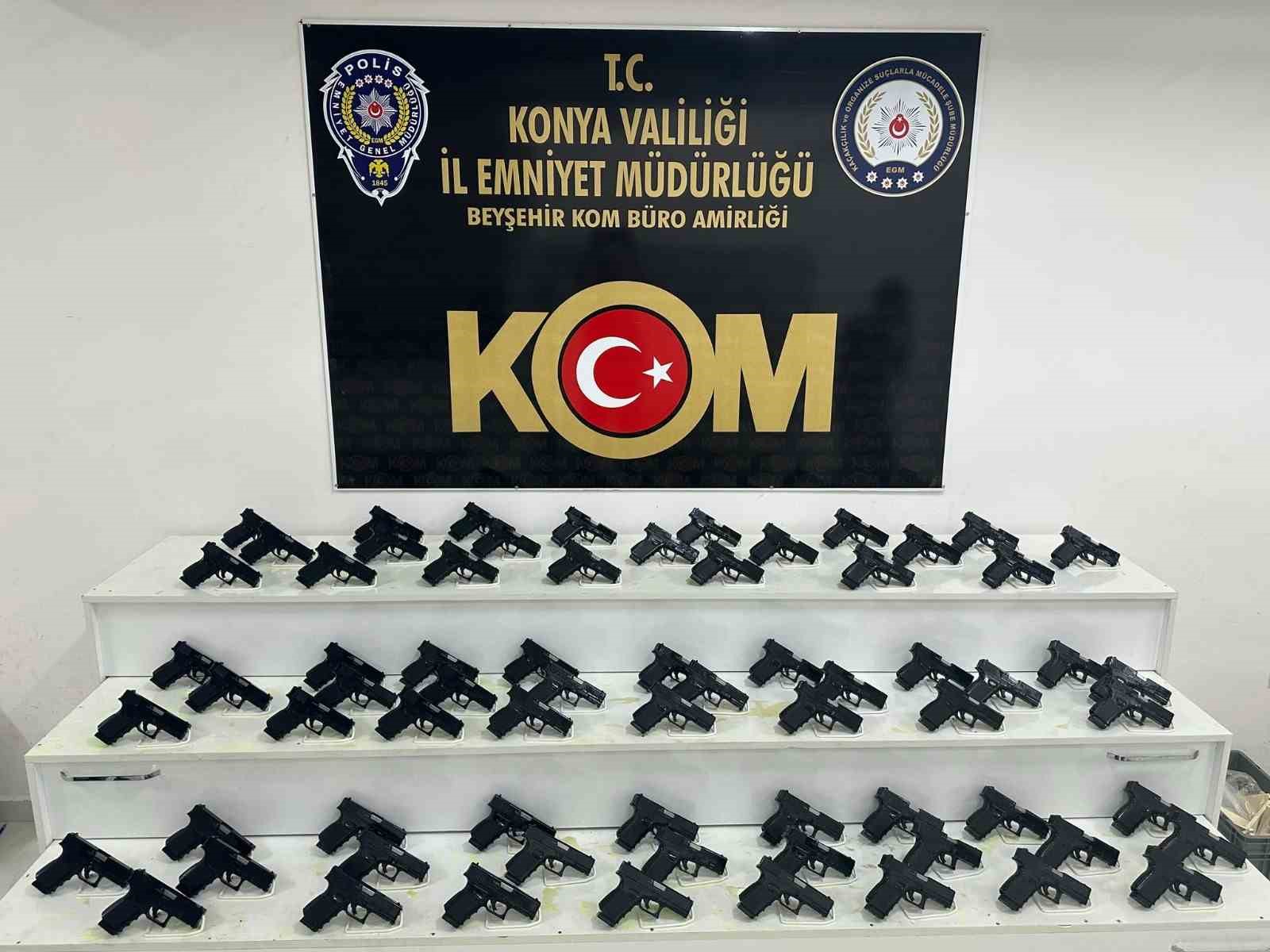 Durdurulan araçta 70 adet kaçak tabanca bulundu