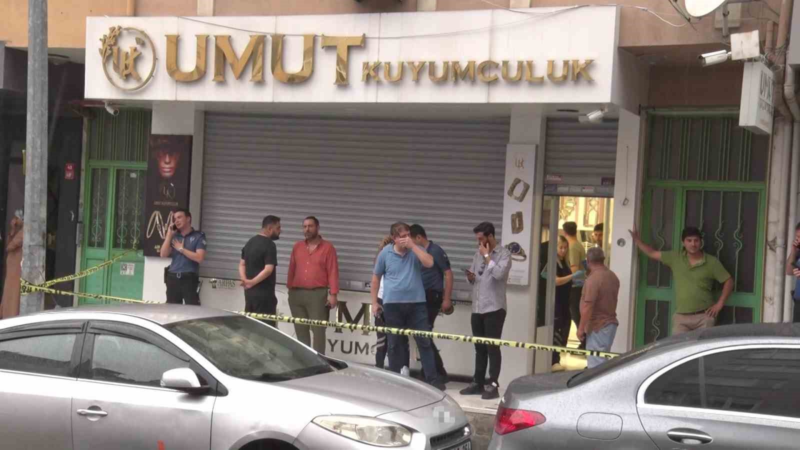 Maltepe’de silahlı kuyumcu soygunu: Şüpheliler altınlarla kaçtı