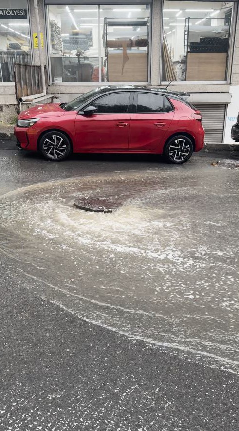 İstanbul’da sağanak nedeniyle rögarlar taştı, caddeler ve köprü altları göle döndü