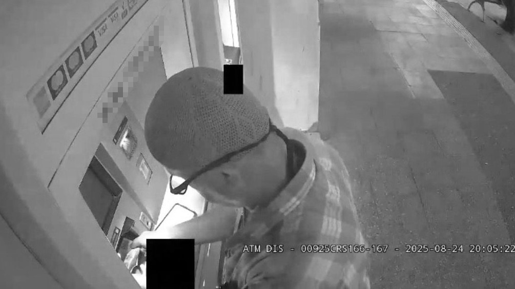 ATM’den geri çıkan parayı cüzdanına alıp kayıplara karıştı
