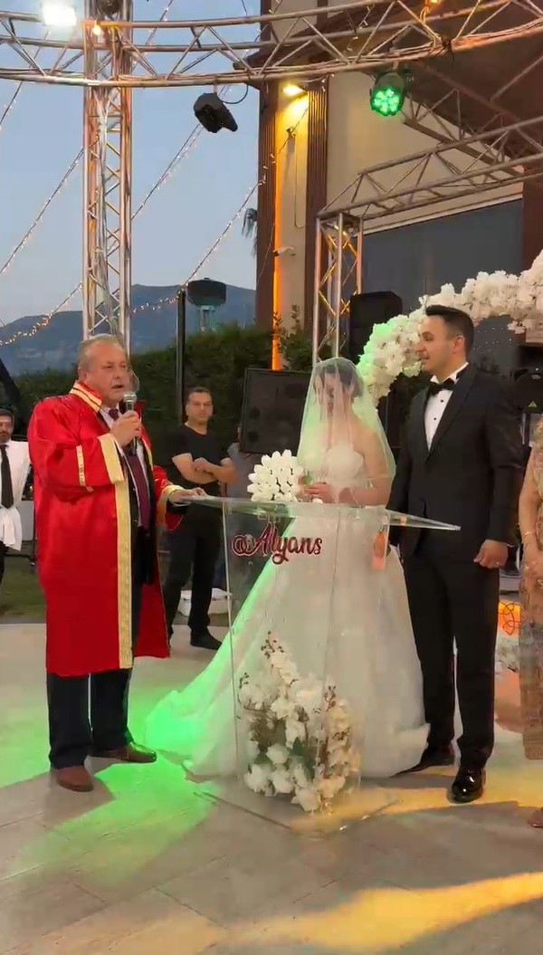 Manisa’da düğüne damga vuran nikah mizanseni