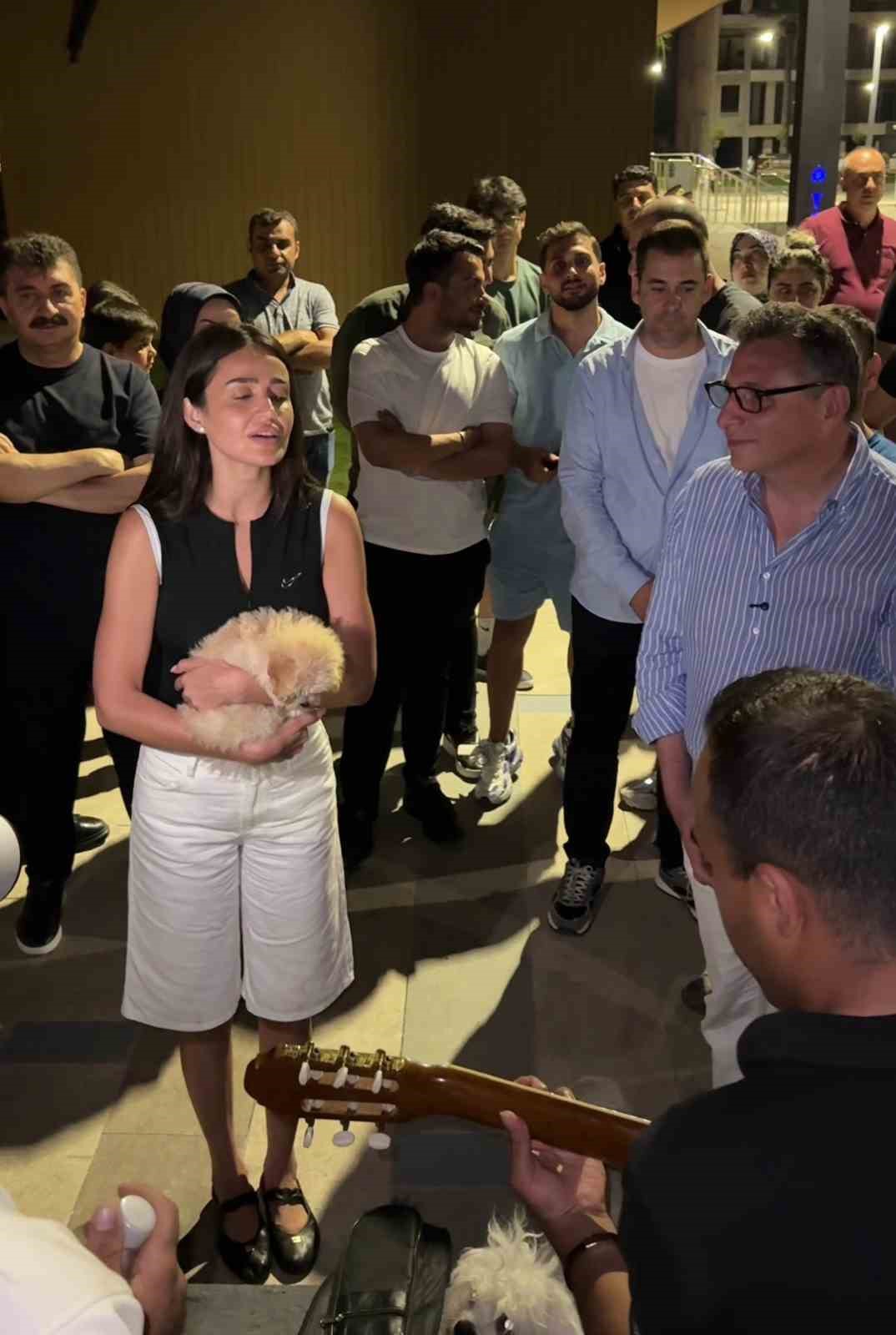 Şarkıcı Elif Buse Doğan’ın darbukalı, ıslıklı mini konseri vatandaşların beğenisi topladı