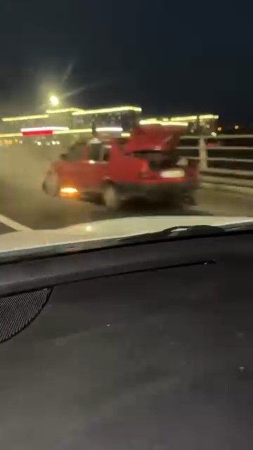 Tofaş marka otomobil köprünün üzerinde alev aldı