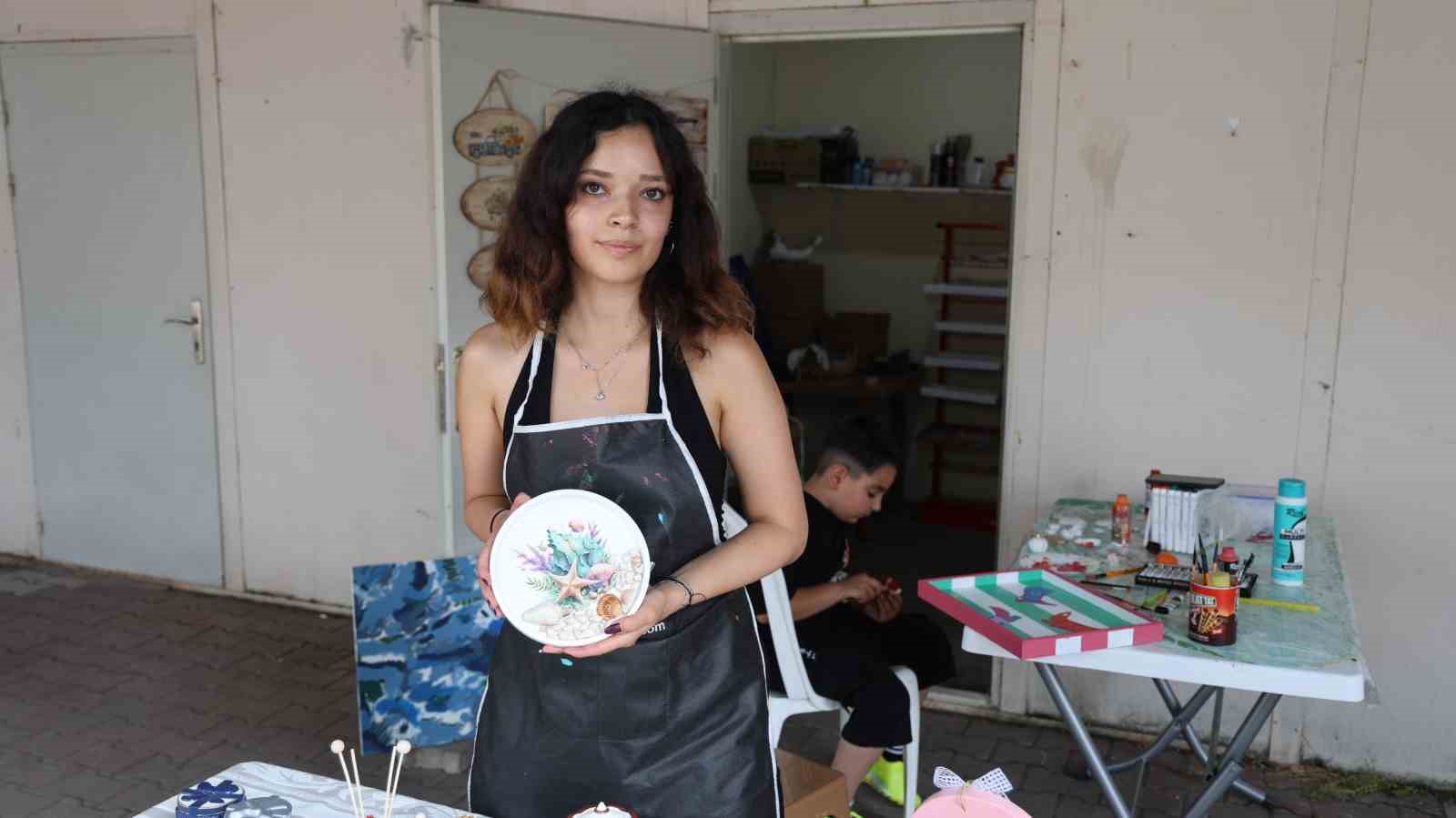 Sokak sanatçısından çocuklara resim boyama dersi