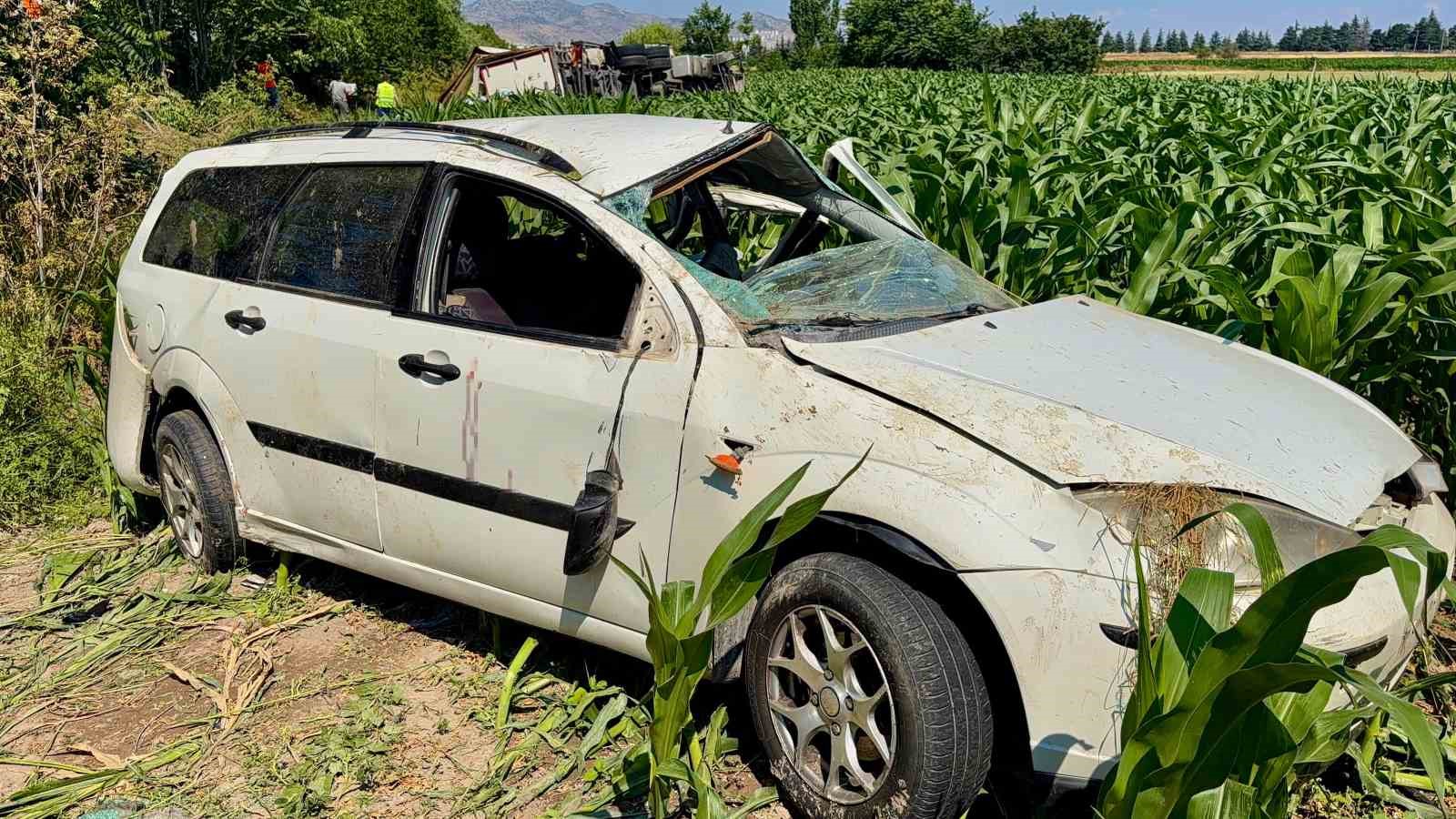Kargo aracı otomobille çarpıştı: 5 yaralı
