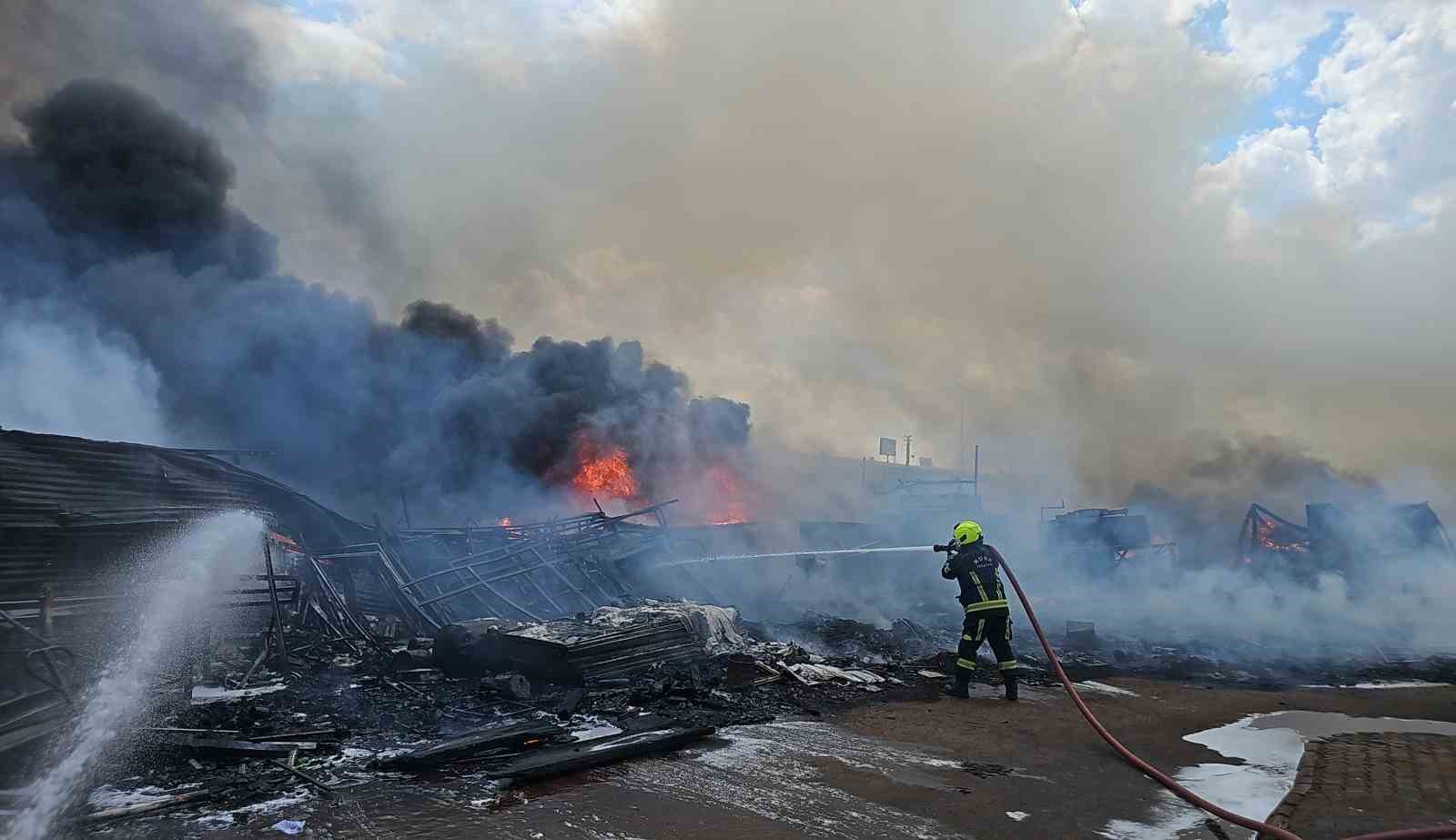 Kayseri’deki hurda yangını 2 saatte söndürüldü