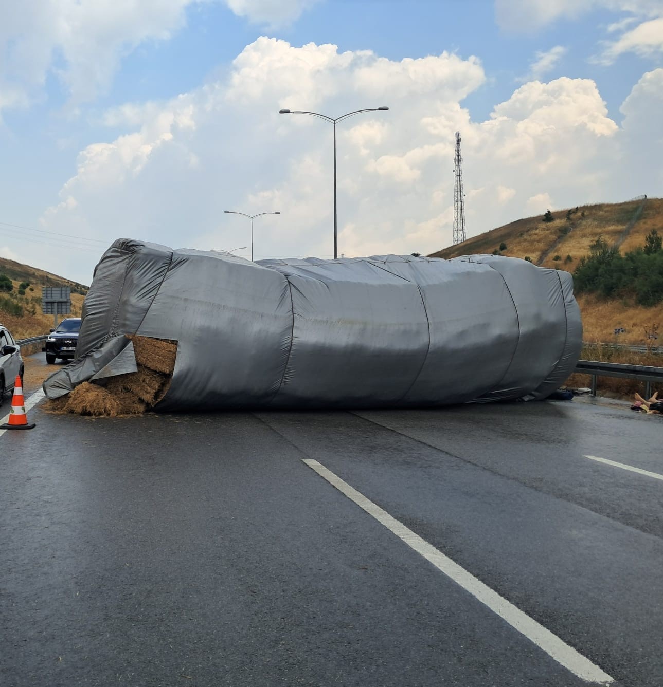 Balıkesir’de saman yüklü tır devrildi, otoyol trafiğe kapandı