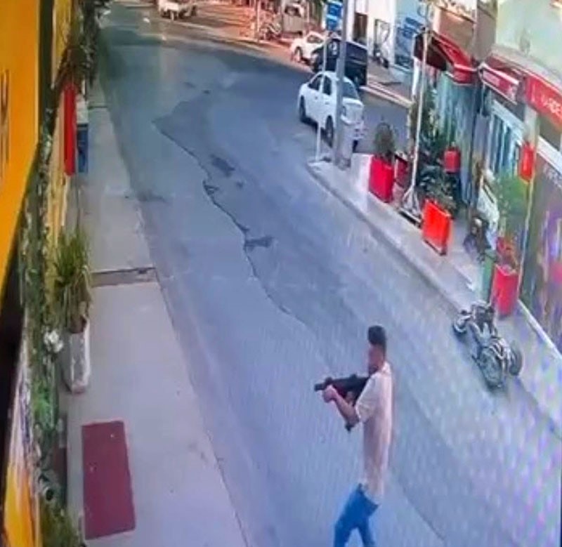 Sevgilisinin çalıştığı işletmeye tüfekle ateş açtı: Saldırı anı kamerada