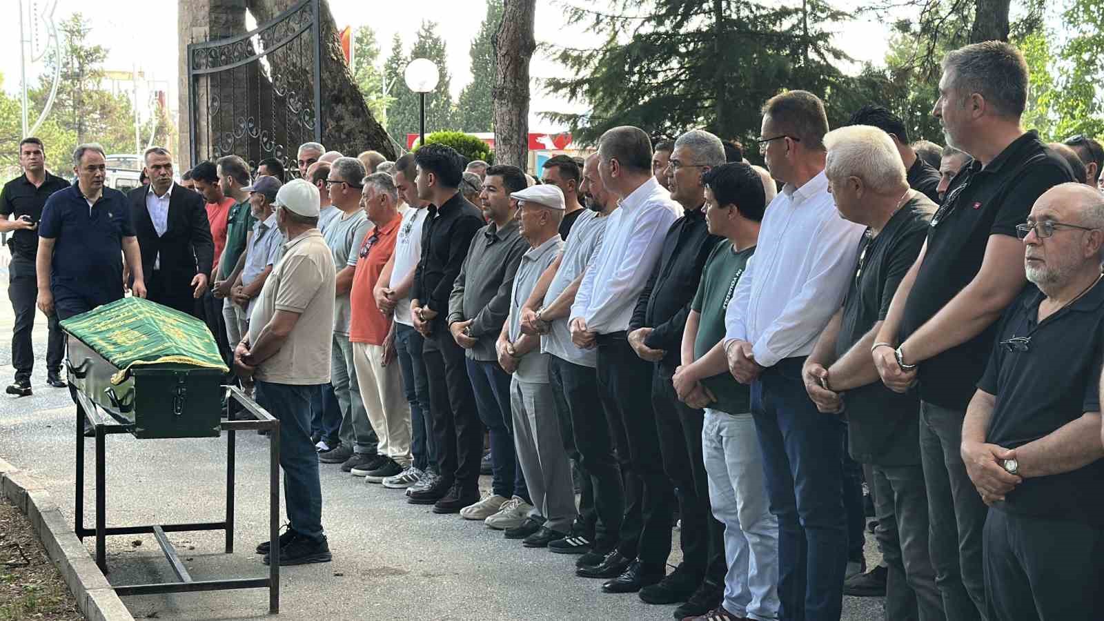 Diş tedavisi için gittiği hastanede hayatını kaybeden 8 yaşındaki kız son yolculuğuna uğurlandı