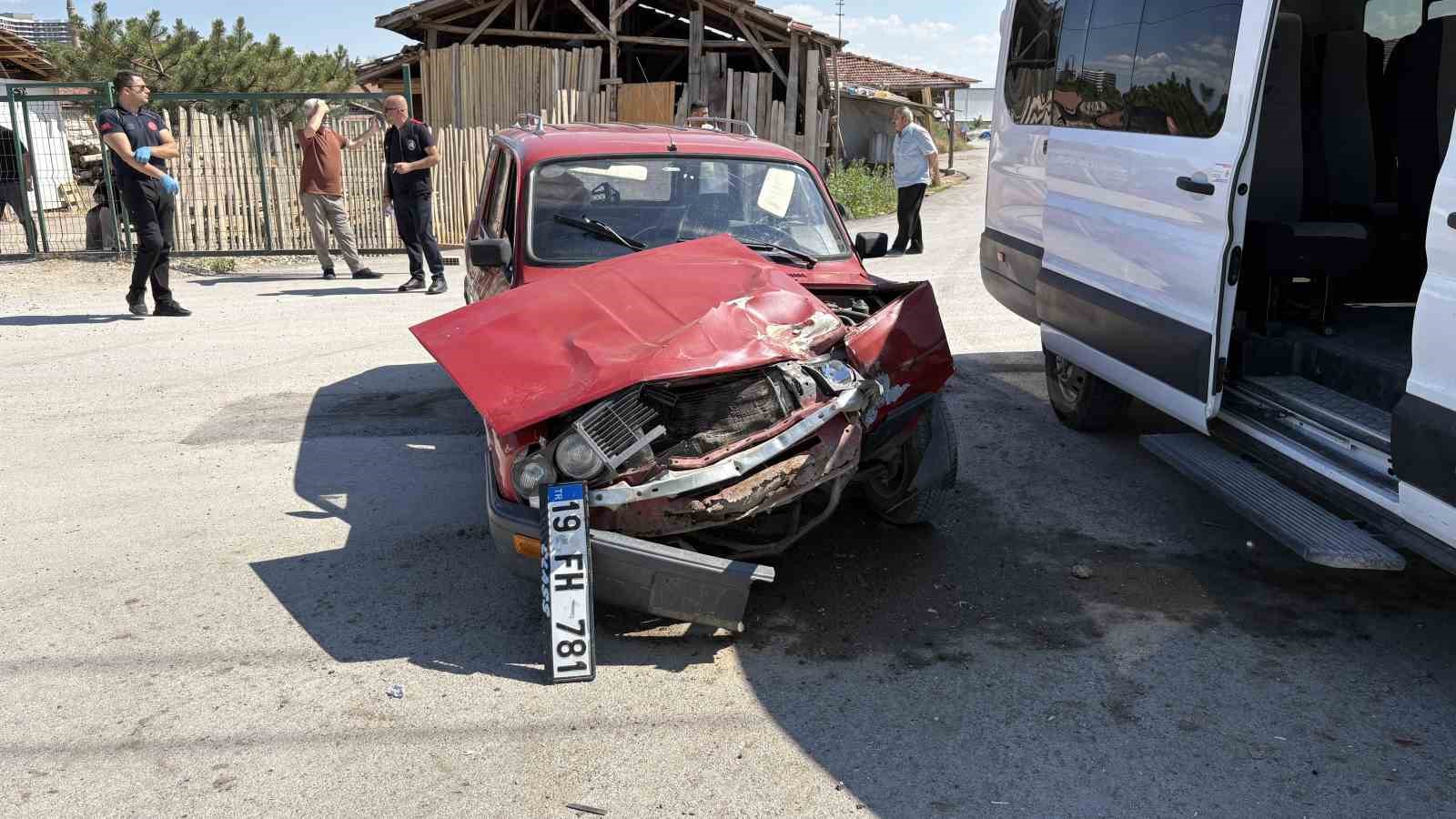 Çorum’da minibüs ile otomobil çarpıştı: 2 yaralı