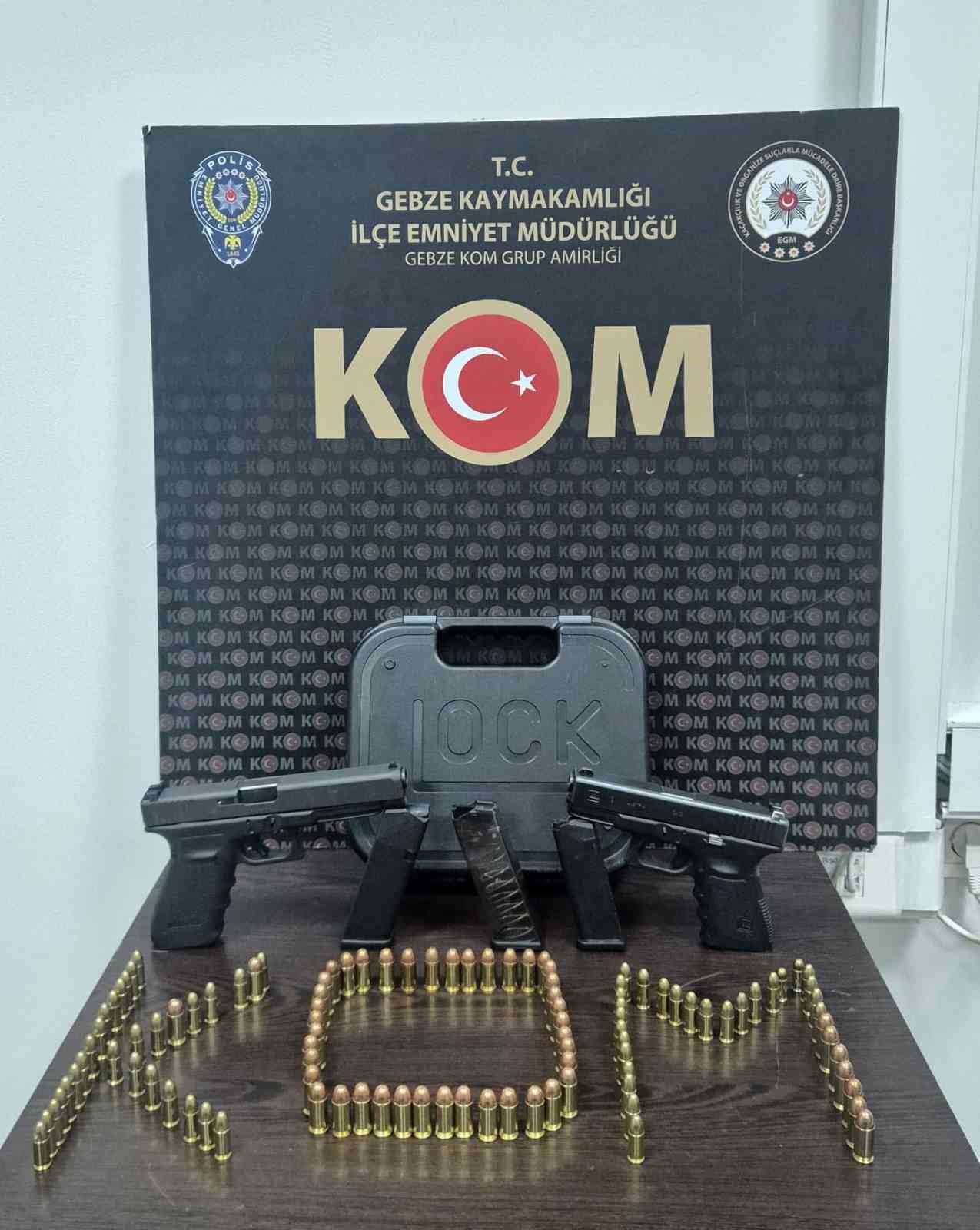Gebze’de ruhsatsız silah ve change araç operasyonu