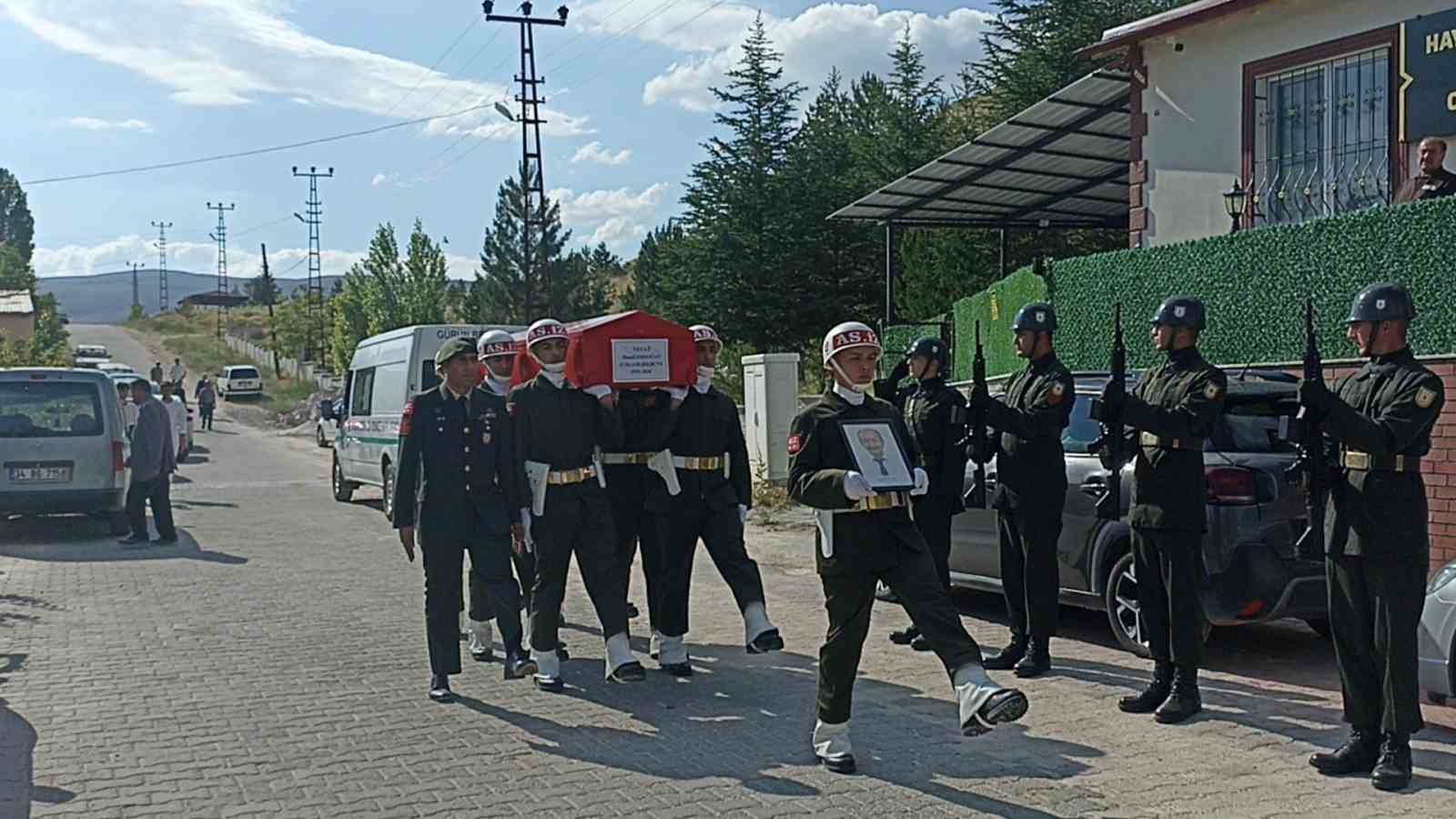Kalp krizi sonucu hayatını kaybeden emekli asker, son yolculuğuna uğurlandı