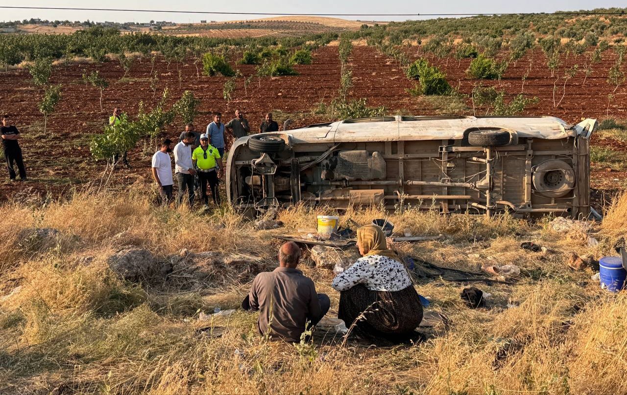 Tarım işçilerini taşıyan minibüs devrildi: 22 yaralı