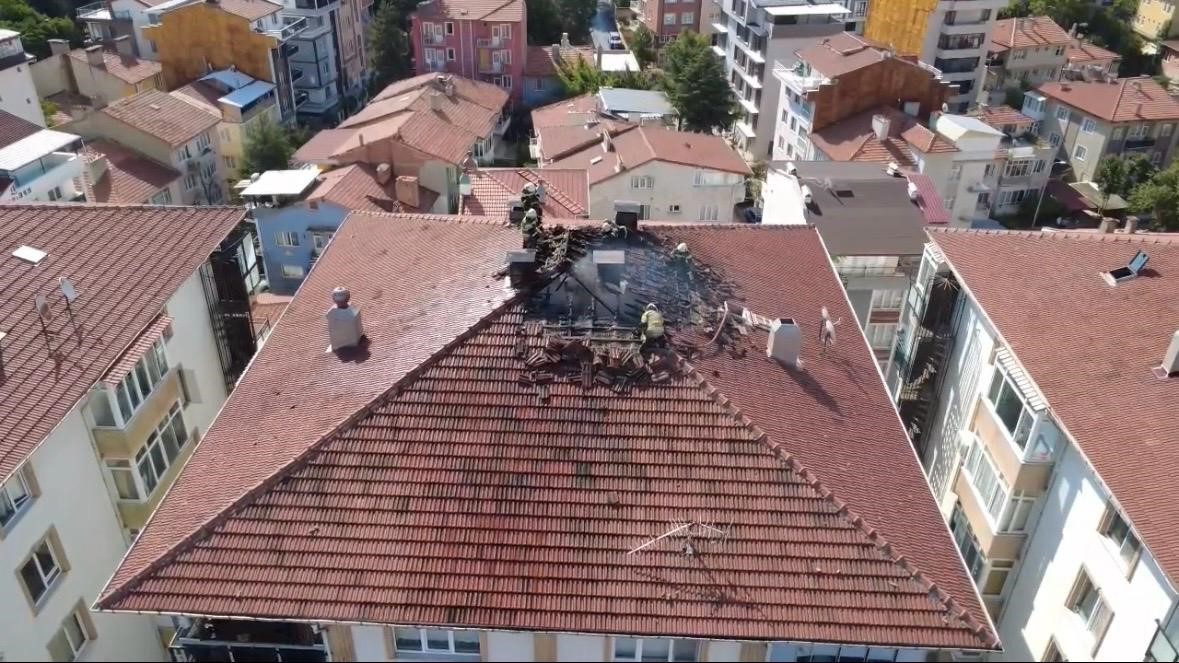 Kütahya’da yıldırım düşen çatıda yangın çıktı