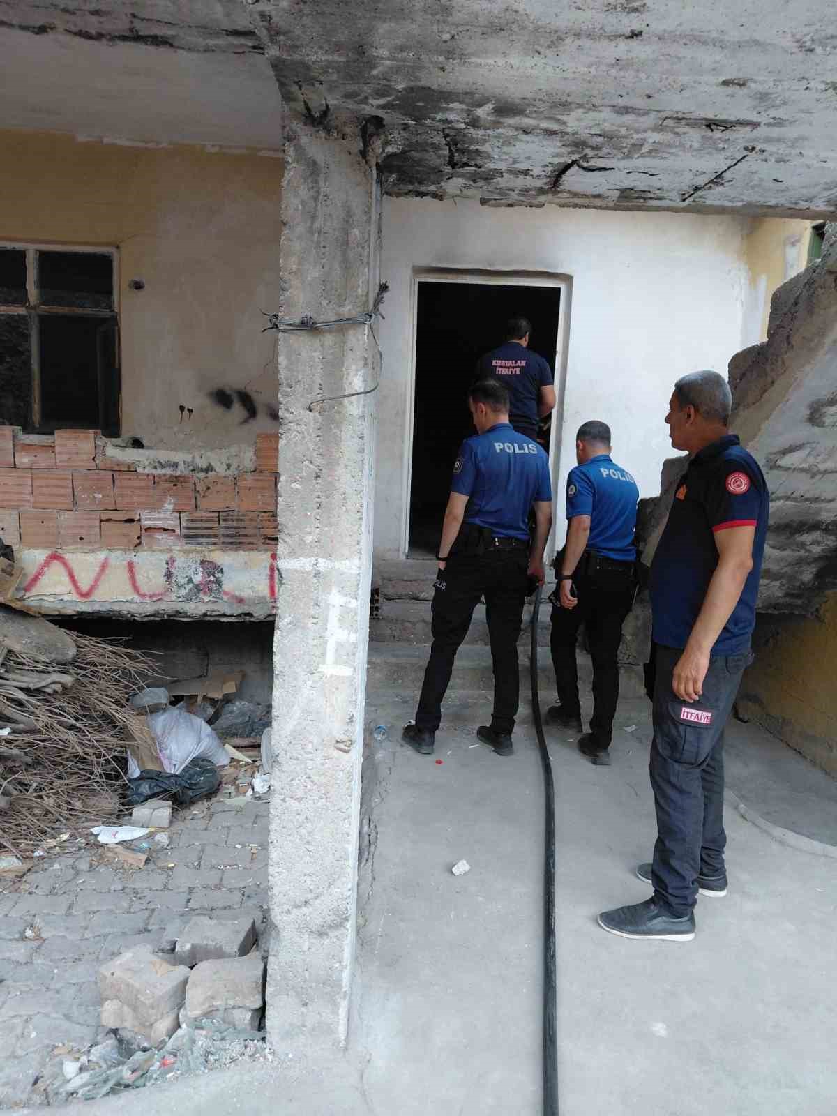 Siirt’te metruk binada yangın