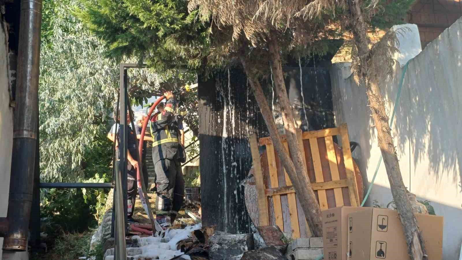Evin hurdalık bölümünde çıkan yangın ekipleri harekete geçirdi