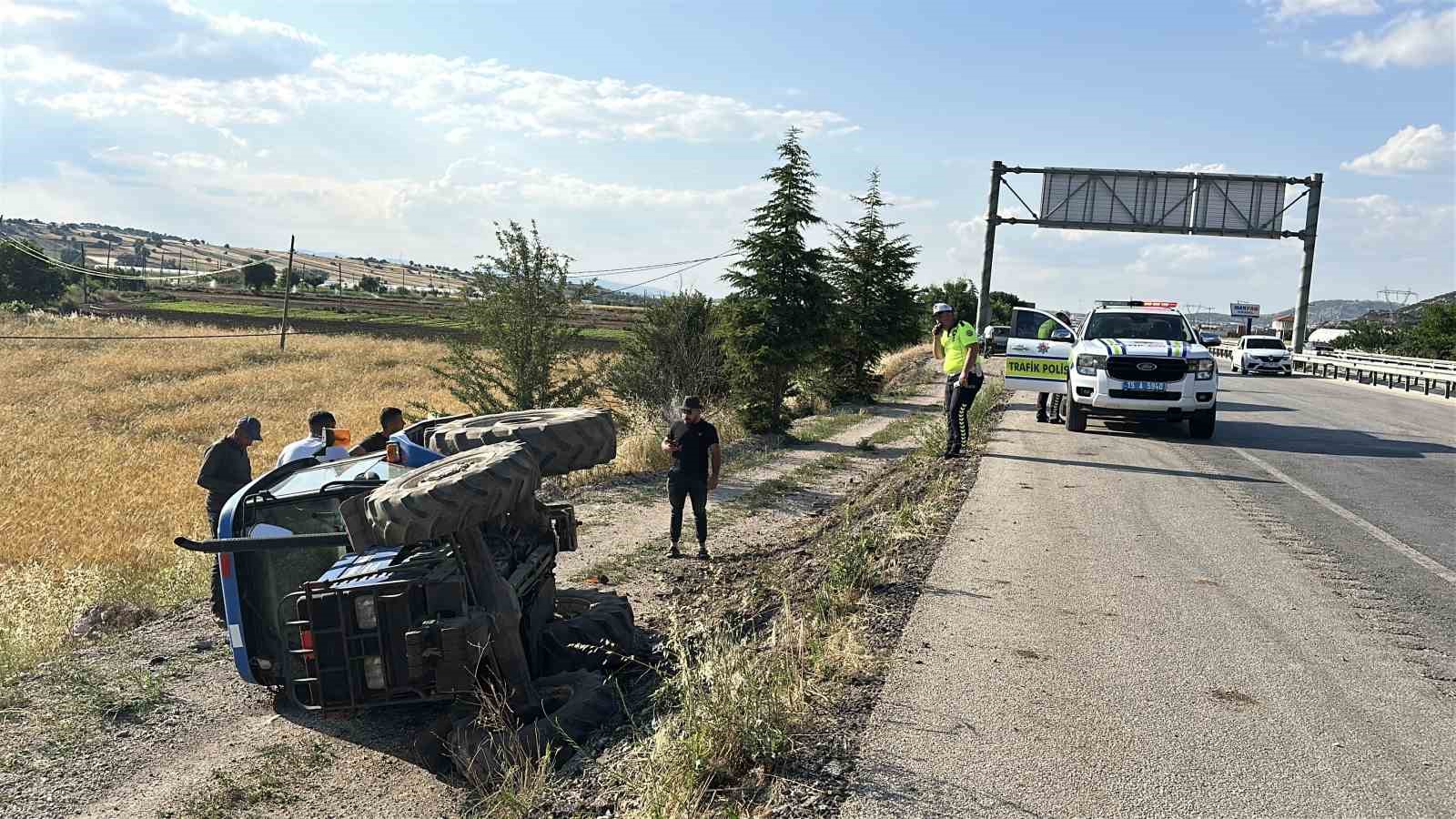 Kontrolden çıkan traktör şarampole devrildi: 1 yaralı