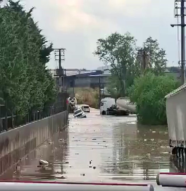 Kocaeli’yi sağanak vurdu: Araçlar mahsur kaldı