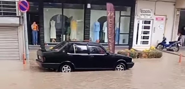 Tavşanlı’da sağanak hayatı olumsuz etkiledi
