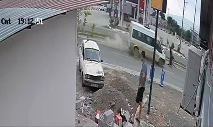 Osmaniye’de minibüs başıboş ata çarptı