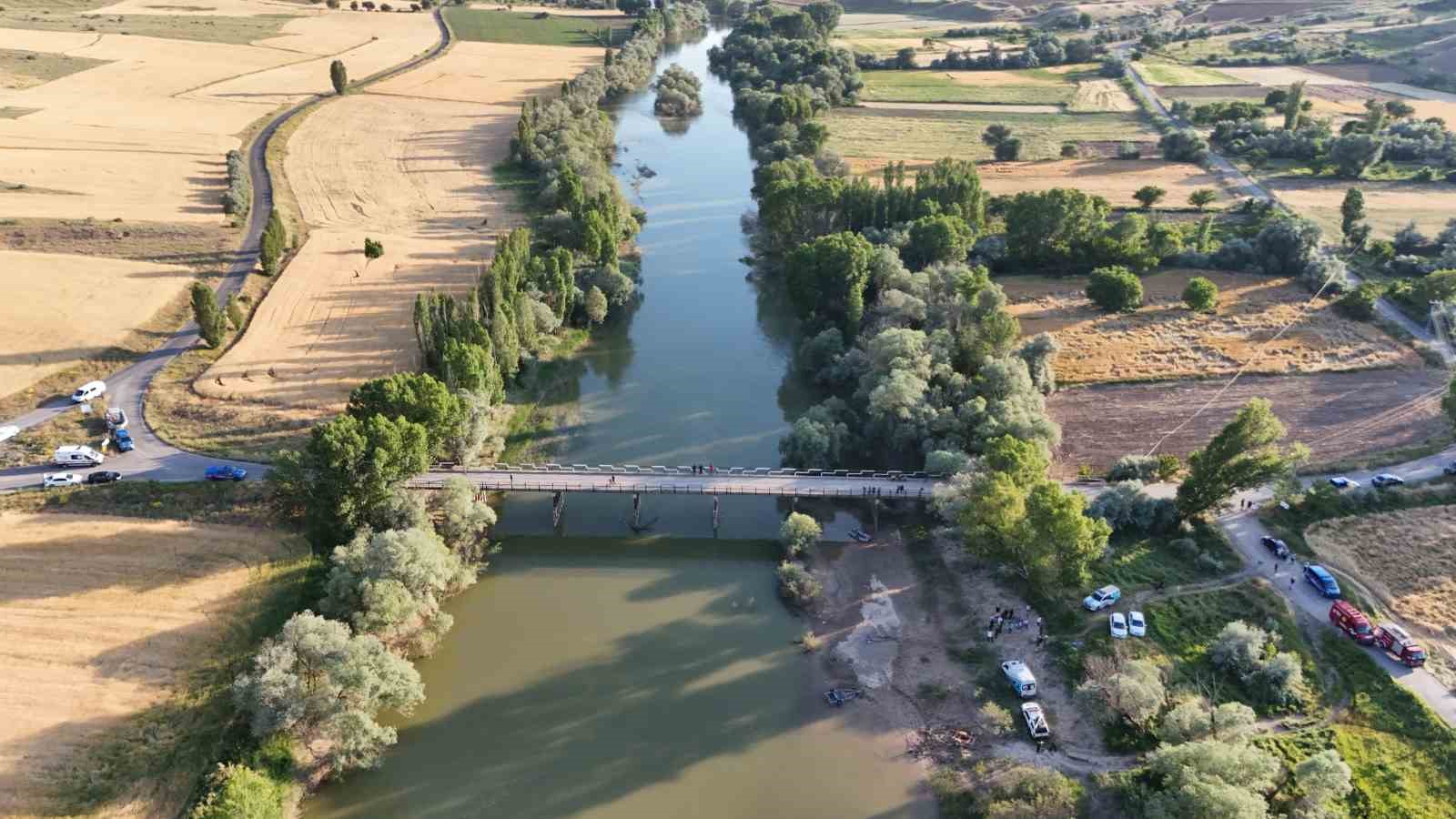 Kızılırmak Nehri’nde çırpınan çocuğunu kurtarmak için suya giren baba kayboldu